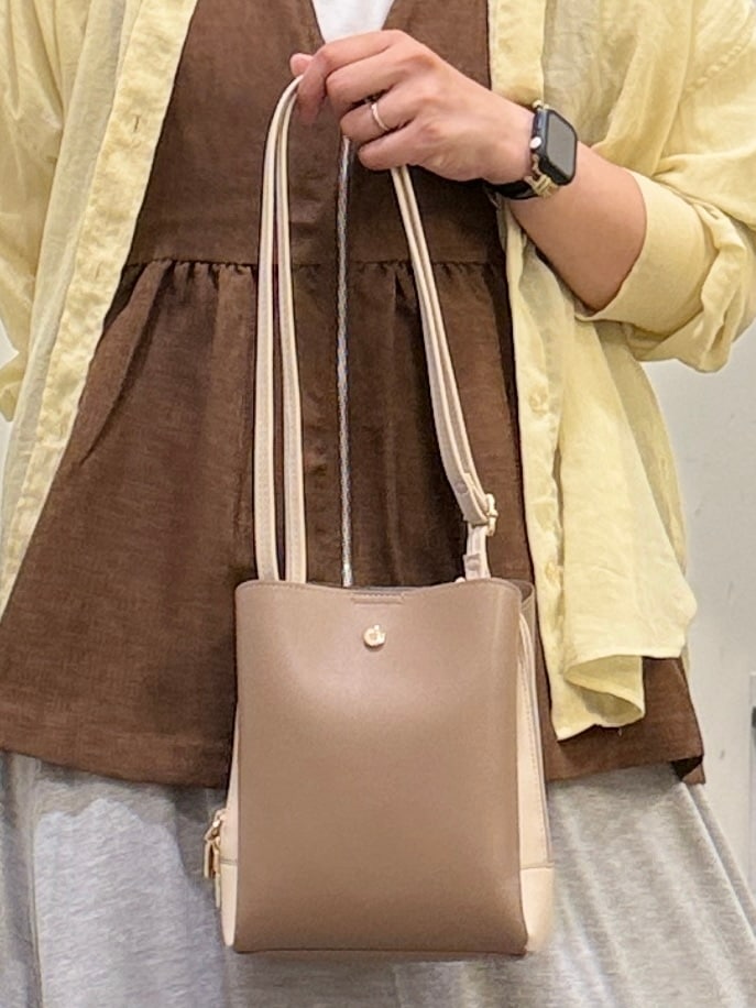 グレー系のスカート、ブラウン系のベスト、イエロー系のシャツ/ブラウスを着用したレディースの春コーディネートの8枚目の写真