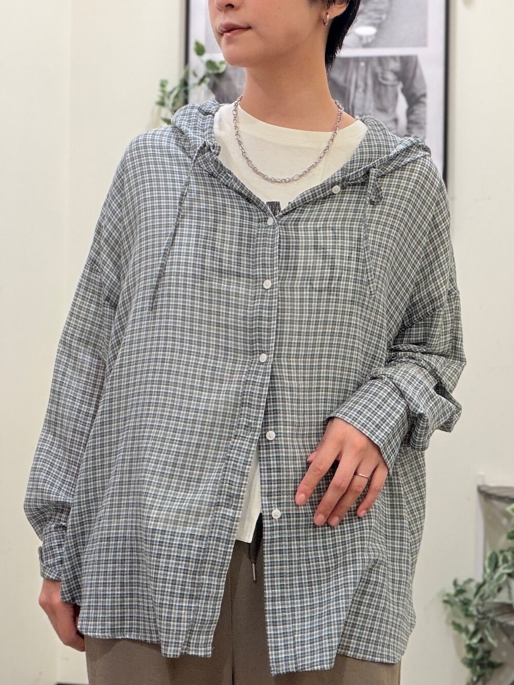 ホワイト系のシャツ/ブラウス、ホワイト系のTシャツ/カットソー、ブラウン系のその他パンツを着用したレディースの夏コーディネートの5枚目の写真