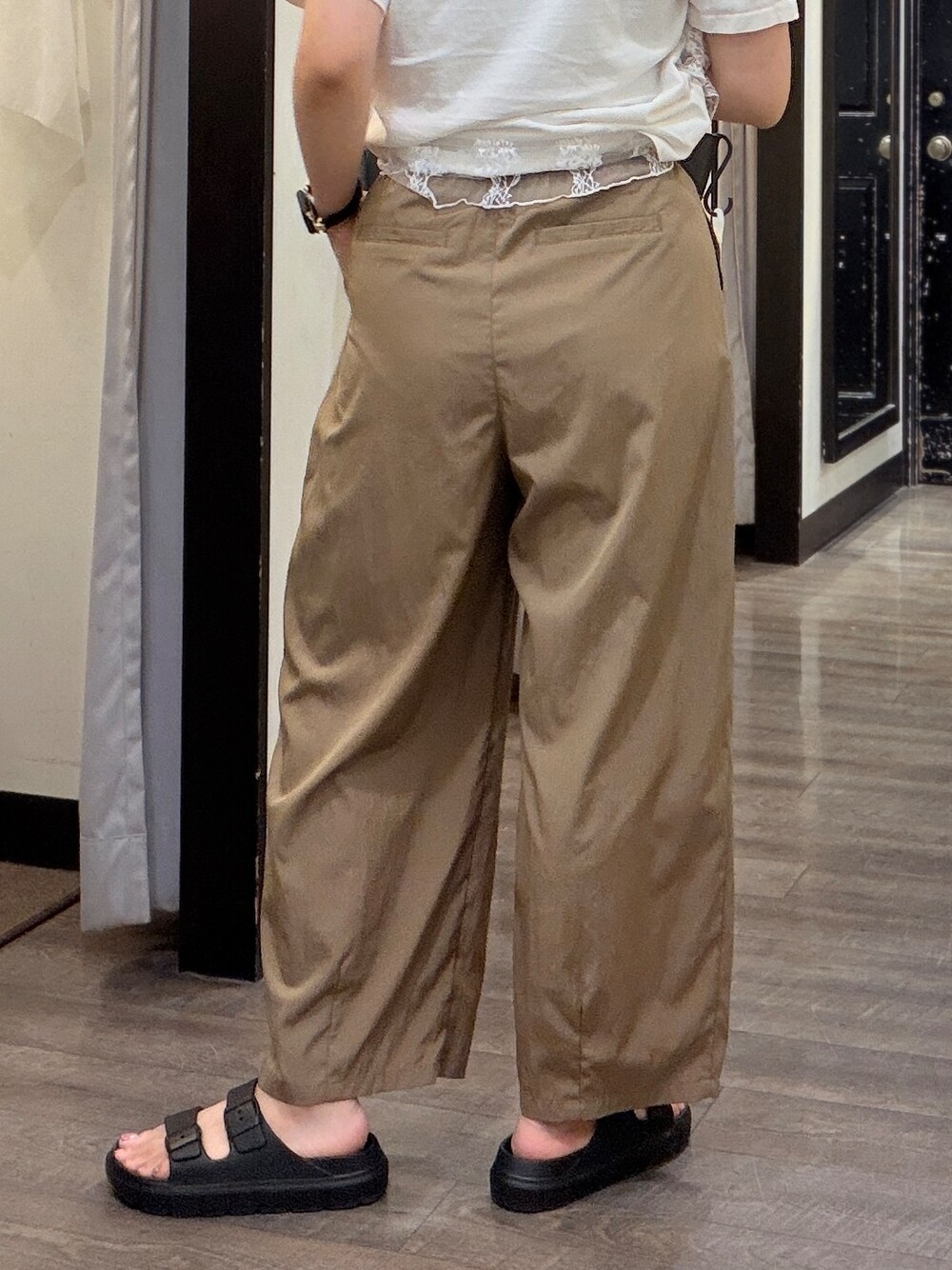 イエロー系のシャツ/ブラウス、ブラウン系のその他パンツ、ブラック系のサンダルを着用したレディースの夏コーディネートの8枚目の写真