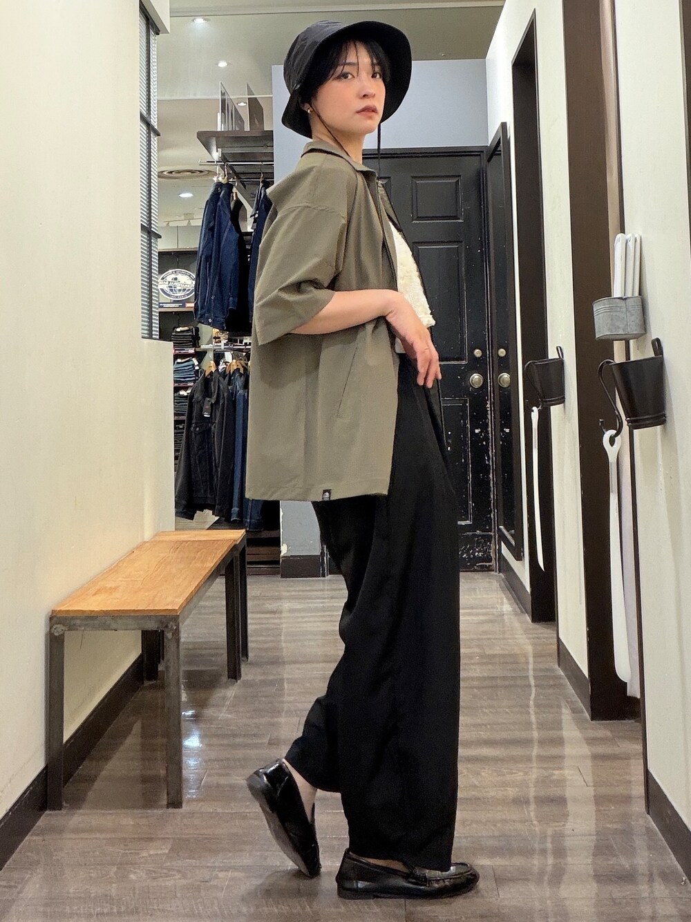 ブラック系のその他パンツ、ホワイト系のTシャツ/カットソー、ホワイト系のベストを着用したレディースの春コーディネートの3枚目の写真