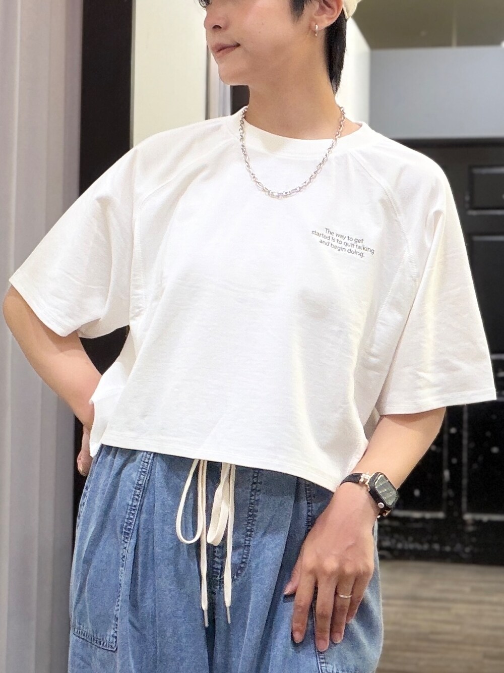 ホワイト系のTシャツ/カットソー、ブルー系のデニムパンツ、ホワイト系のボディバッグ/ウエストポーチを着用したレディースの夏コーディネートの4枚目の写真
