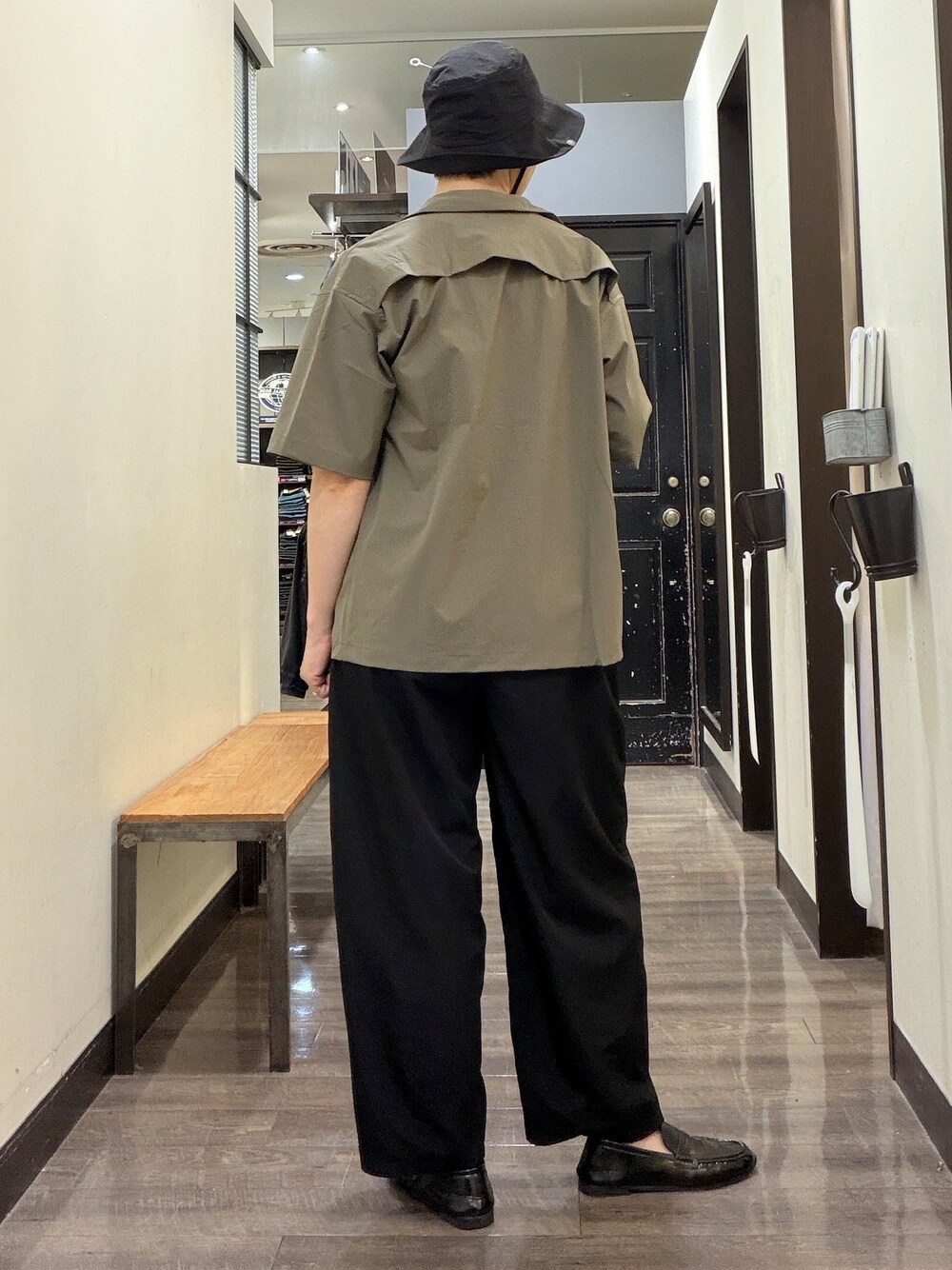 ブラック系のその他パンツ、ホワイト系のTシャツ/カットソー、ホワイト系のベストを着用したレディースの春コーディネートの2枚目の写真