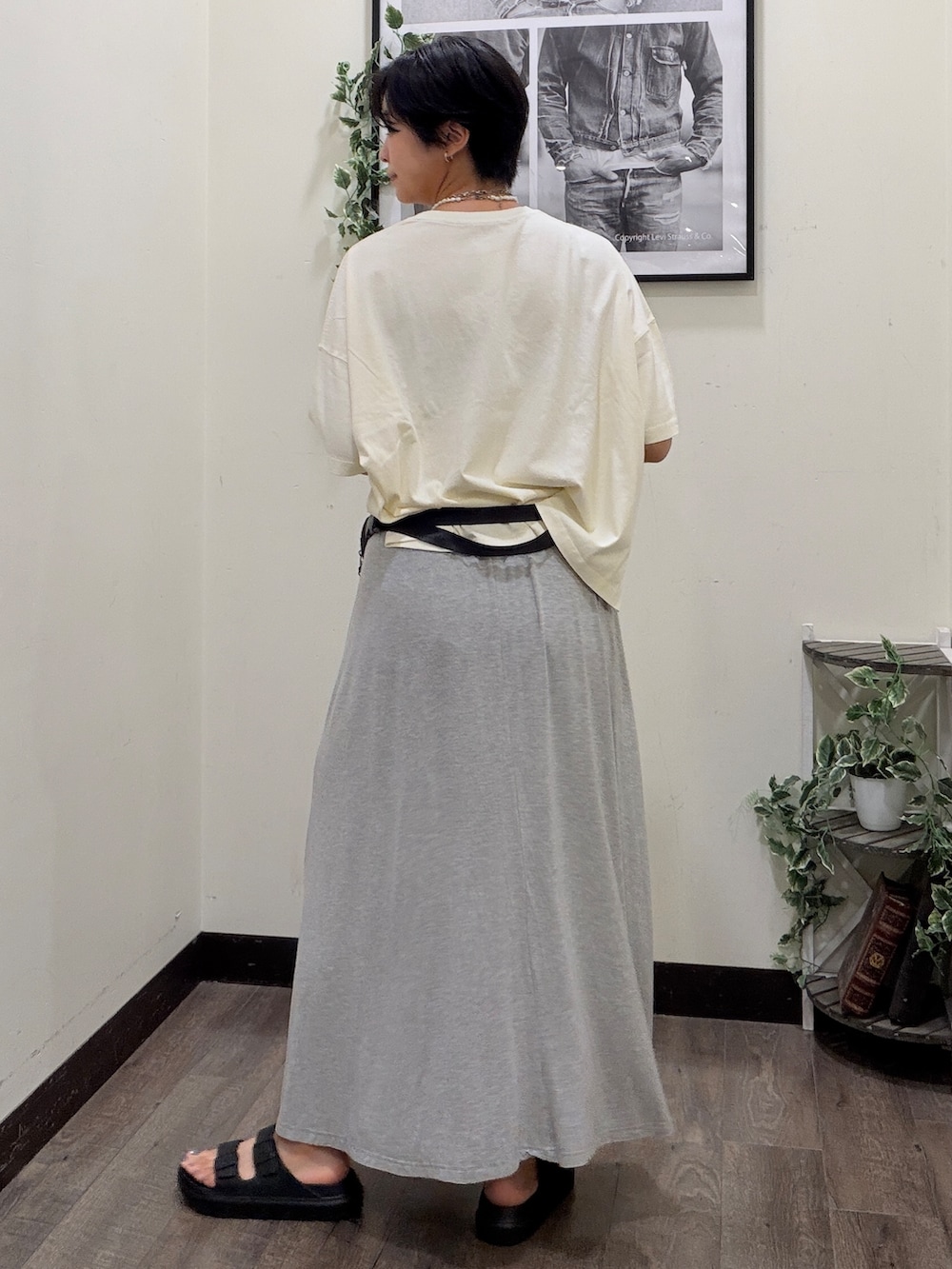 ホワイト系のTシャツ/カットソー、グレー系のスカート、ブラック系のサンダルを着用したレディースの夏コーディネートの3枚目の写真