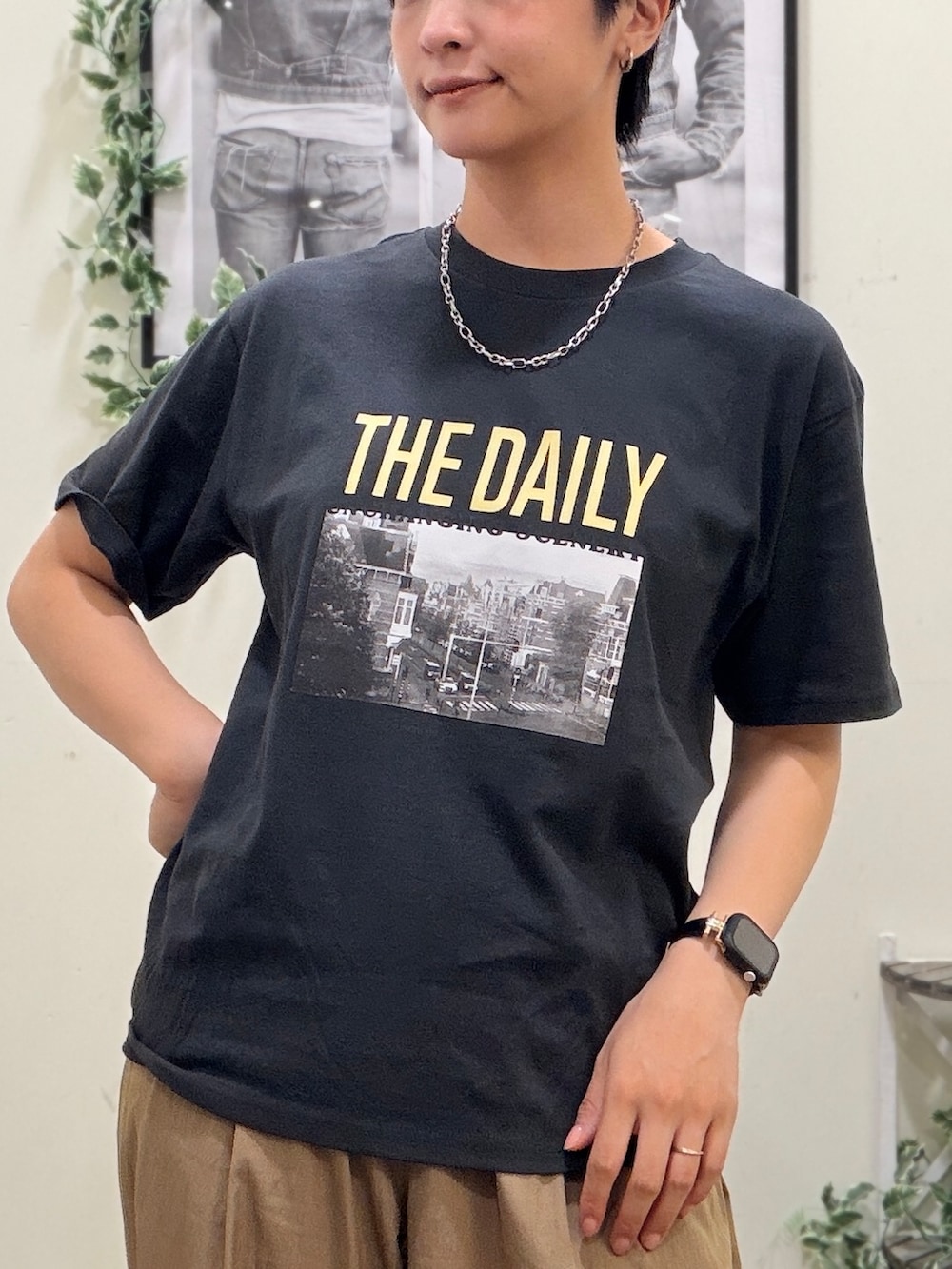 ブラウン系のその他パンツ、ブラック系のシャツ/ブラウス、グレー系のTシャツ/カットソーを着用したレディースの夏コーディネートの5枚目の写真