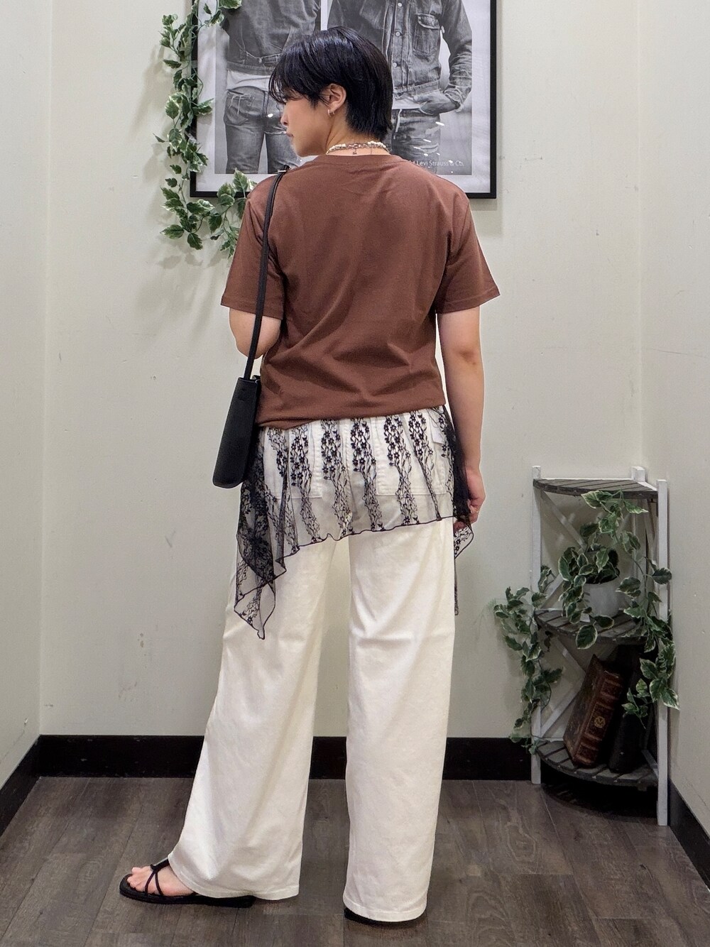 ホワイト系のその他パンツ、ブラック系のスカート、ブラック系のショルダーバッグを着用したレディースの夏コーディネートの3枚目の写真