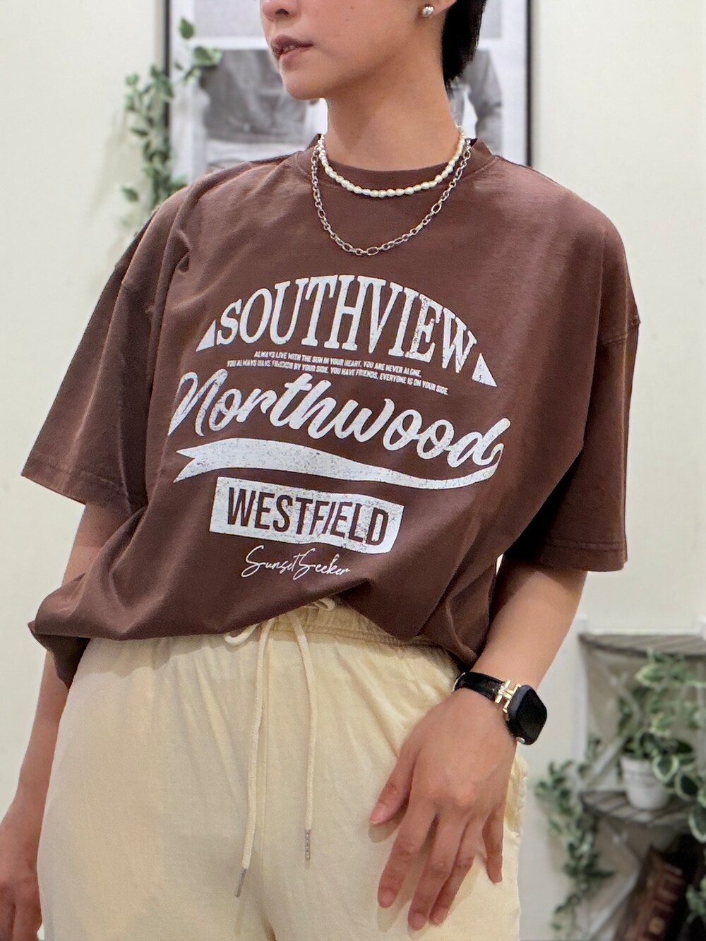 ブラウン系のTシャツ/カットソー、イエロー系のその他パンツ、ブラック系のショルダーバッグを着用したレディースの夏コーディネートの5枚目の写真