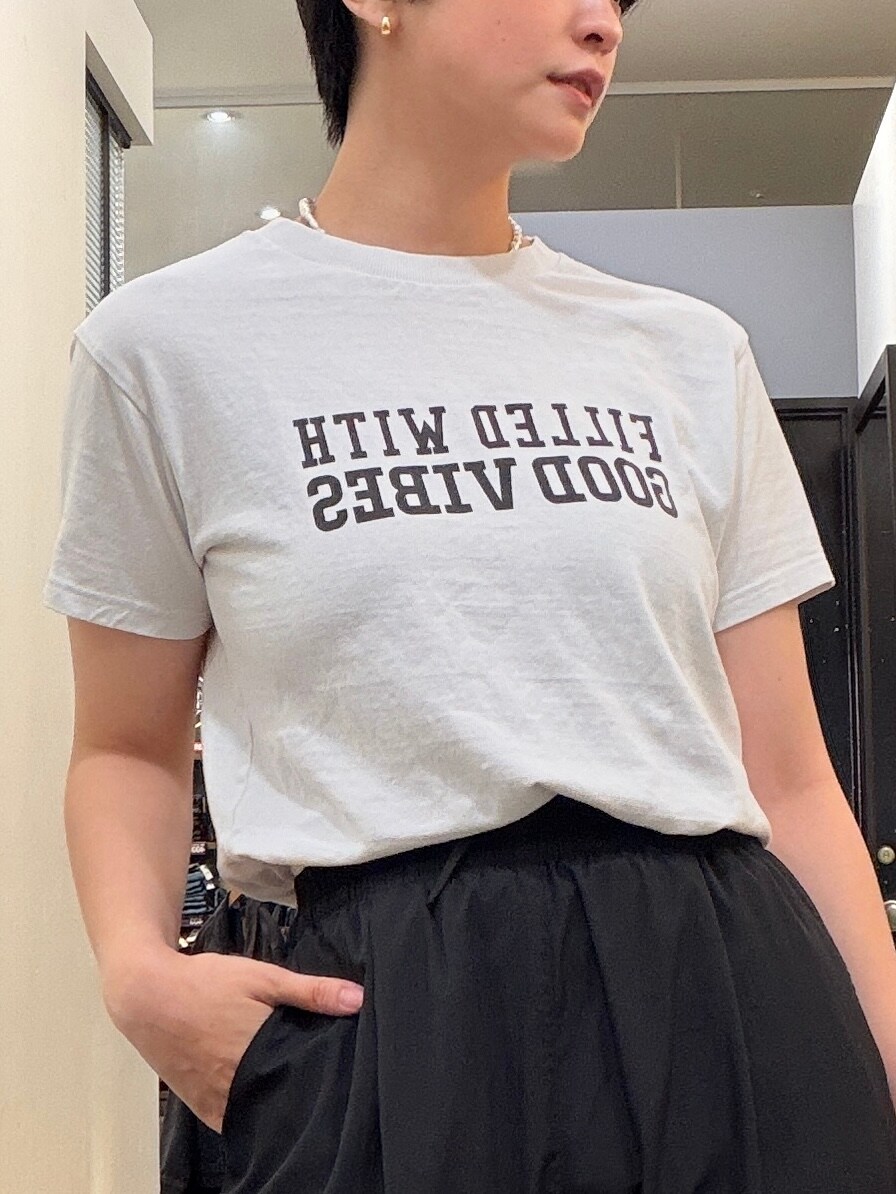 ブラック系のその他パンツ、ホワイト系のTシャツ/カットソー、ホワイト系のベストを着用したレディースの春コーディネートの6枚目の写真