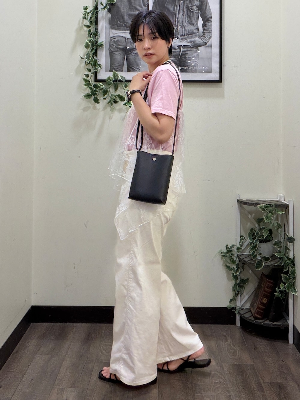 ホワイト系のその他パンツ、ホワイト系のスカート、ブラック系のショルダーバッグを着用したレディースの夏コーディネートの2枚目の写真