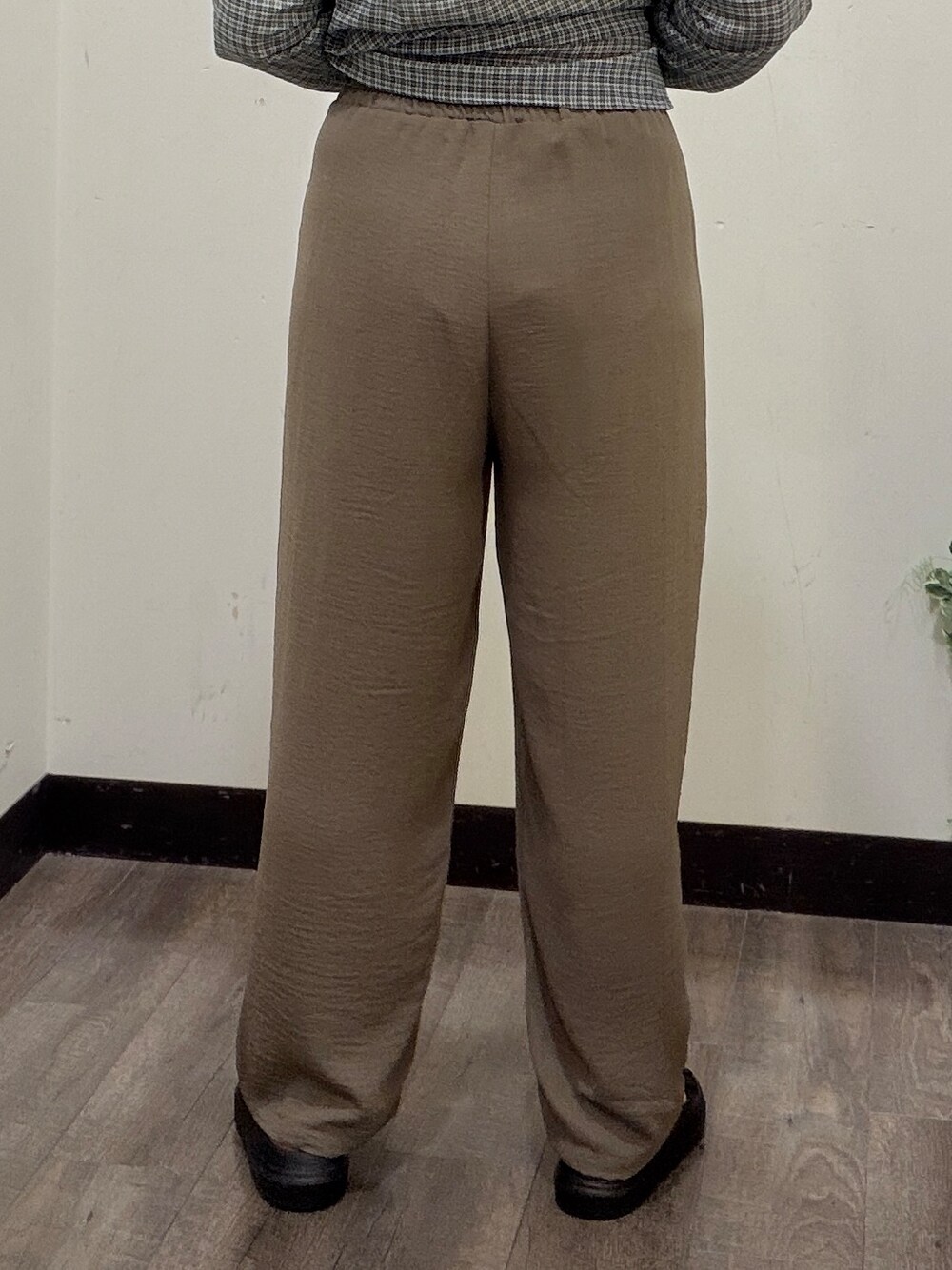 ホワイト系のシャツ/ブラウス、ホワイト系のTシャツ/カットソー、ブラウン系のその他パンツを着用したレディースの夏コーディネートの7枚目の写真