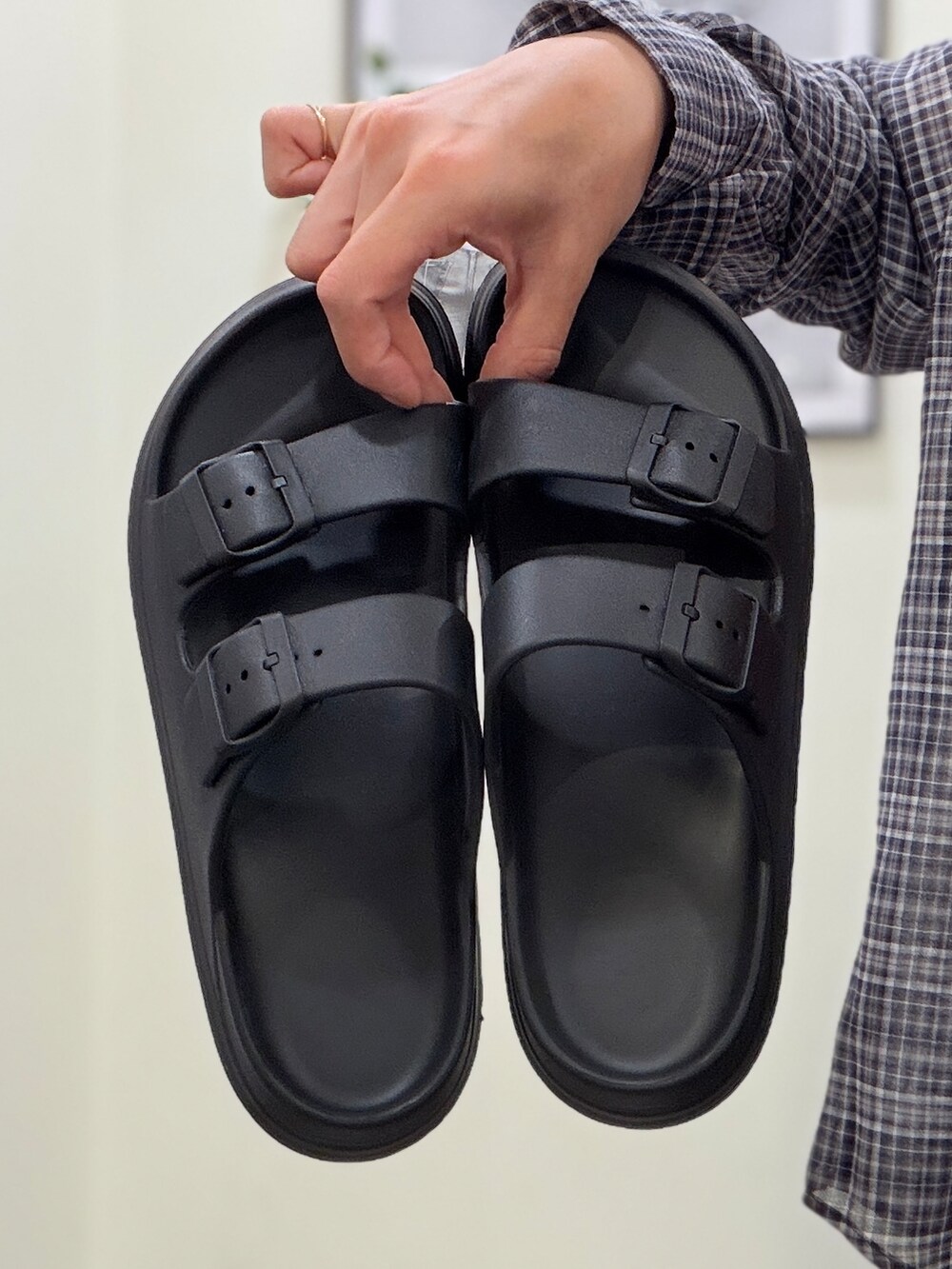 グレー系のシャツ/ブラウス、ピンク系のタンクトップ、ブラック系のその他パンツを着用したレディースの夏コーディネートの9枚目の写真