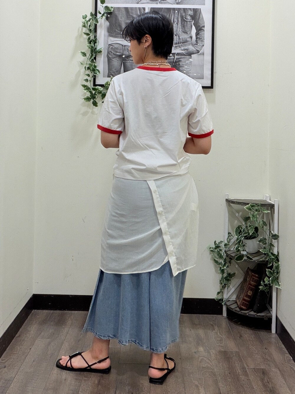 レッド系のTシャツ/カットソー、ブルー系のデニムパンツ、ホワイト系のシャツ/ブラウスを着用したレディースの夏コーディネートの3枚目の写真