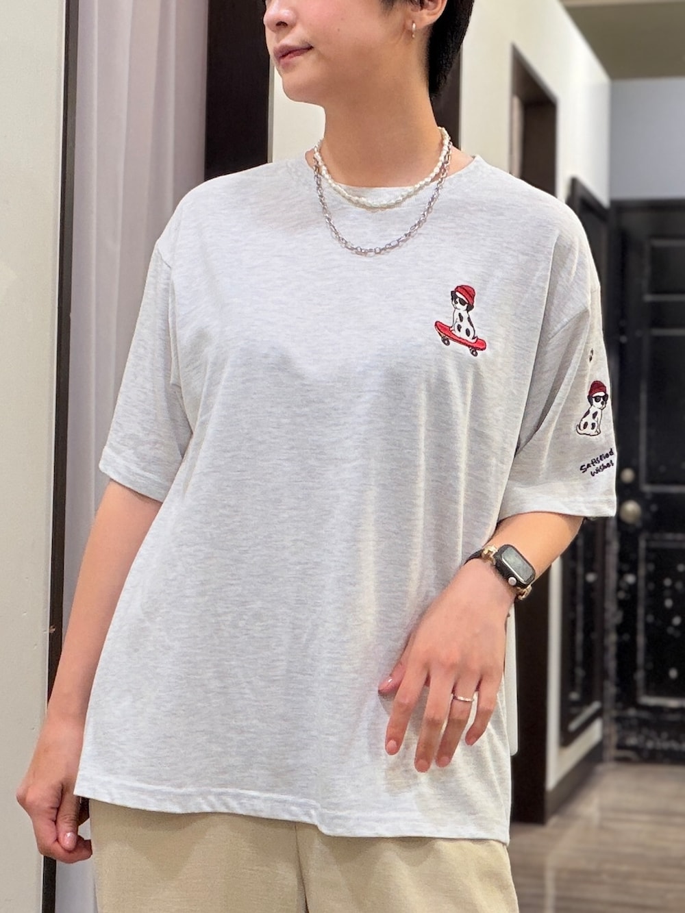 ベージュ系のその他パンツ、ホワイト系のTシャツ/カットソー、グリーン系のショルダーバッグを着用したレディースの夏コーディネートの4枚目の写真