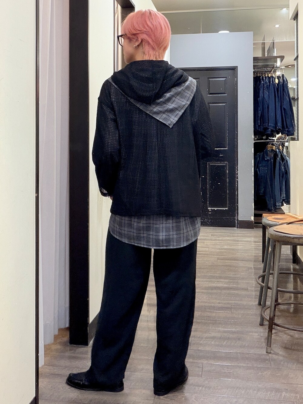 ブラック系のTシャツ/カットソー、ブラック系のシャツ/ブラウス、ブラック系のその他パンツを着用したレディースの秋コーディネートの3枚目の写真