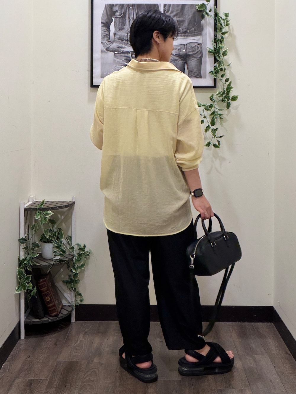 イエロー系のシャツ/ブラウス、ブラック系のその他パンツ、ホワイト系のTシャツ/カットソーを着用したレディースの夏コーディネートの3枚目の写真