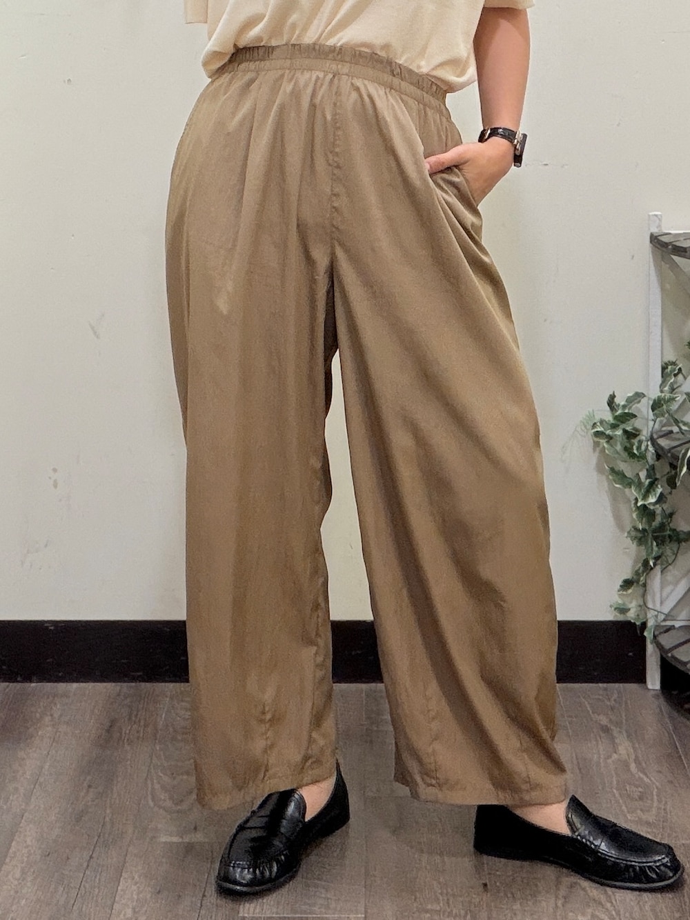 ブラウン系のその他パンツ、ブラック系のシャツ/ブラウス、グレー系のTシャツ/カットソーを着用したレディースの夏コーディネートの6枚目の写真