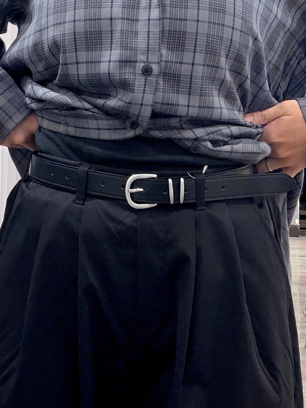 ブラック系のシャツ/ブラウス、ブラック系のその他パンツ、ブラック系のショルダーバッグを着用したレディースの秋コーディネートの6枚目の写真
