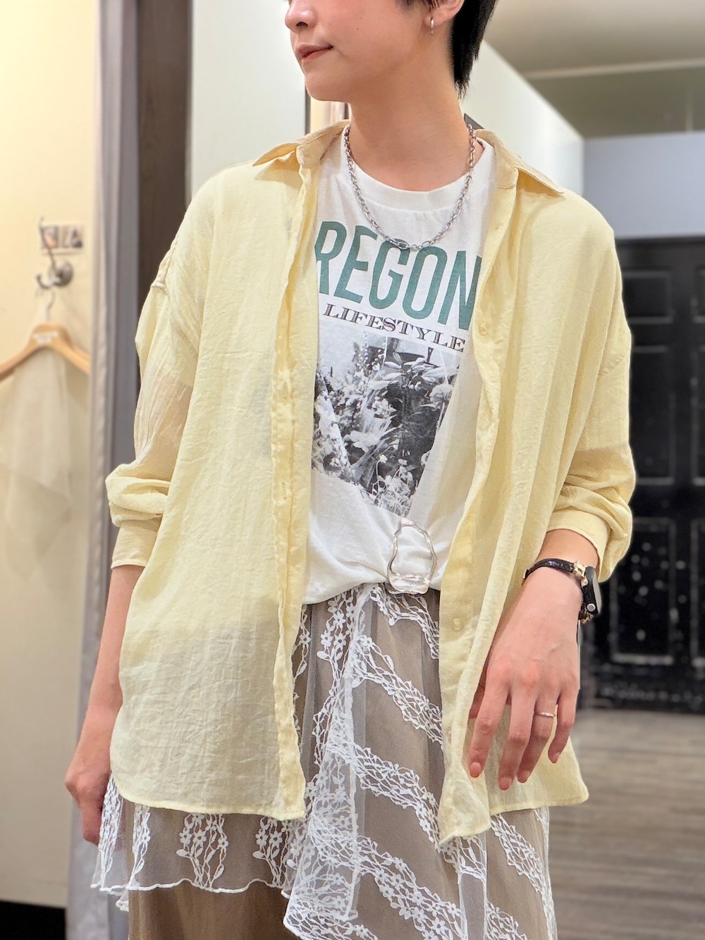 イエロー系のシャツ/ブラウス、ブラウン系のその他パンツ、ブラック系のサンダルを着用したレディースの夏コーディネートの4枚目の写真