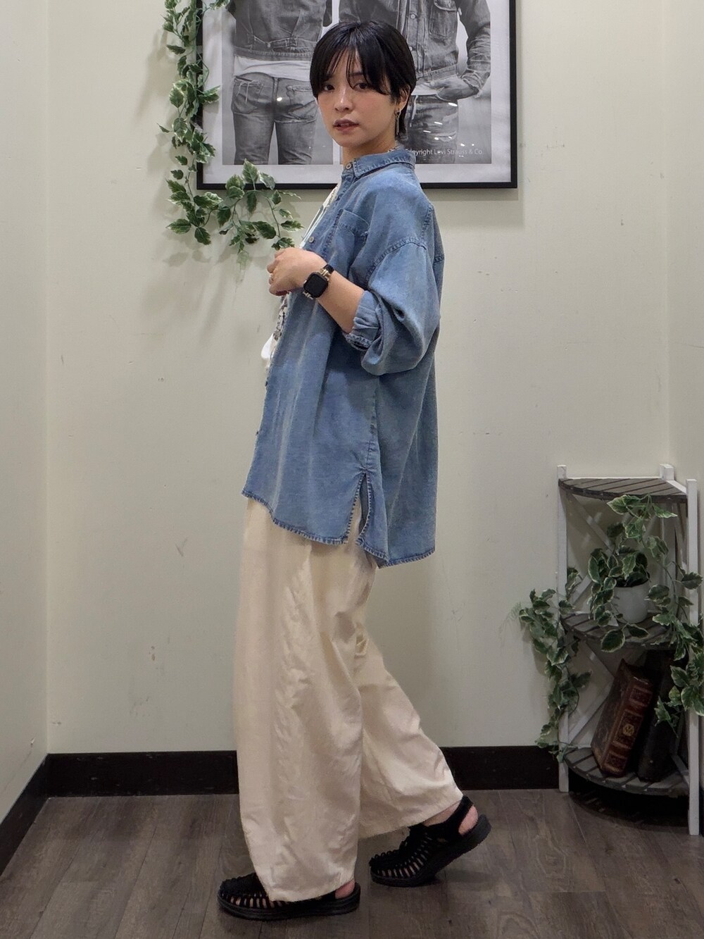 ホワイト系のTシャツ/カットソー、ブルー系のシャツ/ブラウス、ホワイト系のその他パンツを着用したレディースの夏コーディネートの2枚目の写真