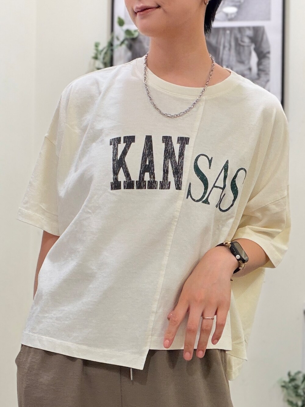 ホワイト系のシャツ/ブラウス、ホワイト系のTシャツ/カットソー、ブラウン系のその他パンツを着用したレディースの夏コーディネートの4枚目の写真