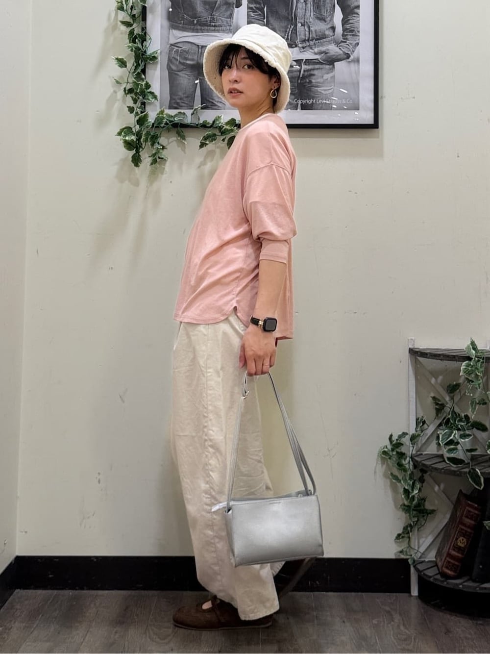 ホワイト系のその他パンツ、ピンク系のTシャツ/カットソー、ホワイト系のTシャツ/カットソーを着用したレディースの春コーディネートの2枚目の写真
