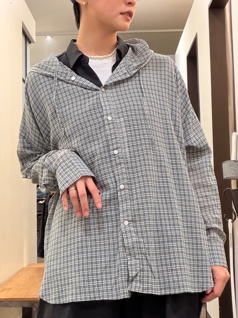 ホワイト系のシャツ/ブラウス、ブラック系のシャツ/ブラウス、ブラック系のその他パンツを着用したレディースの春コーディネートの4枚目の写真