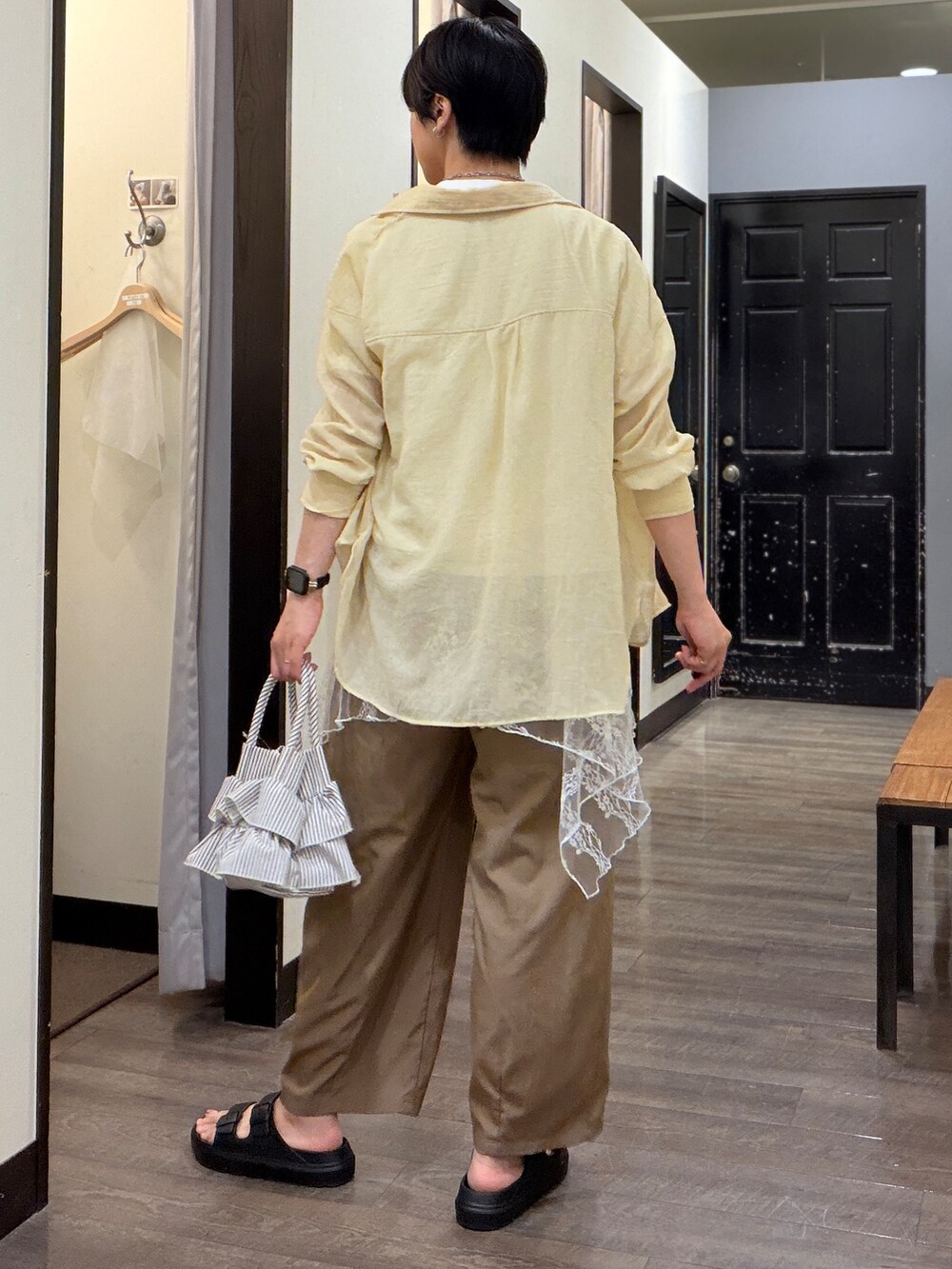 イエロー系のシャツ/ブラウス、ブラウン系のその他パンツ、ブラック系のサンダルを着用したレディースの夏コーディネートの3枚目の写真