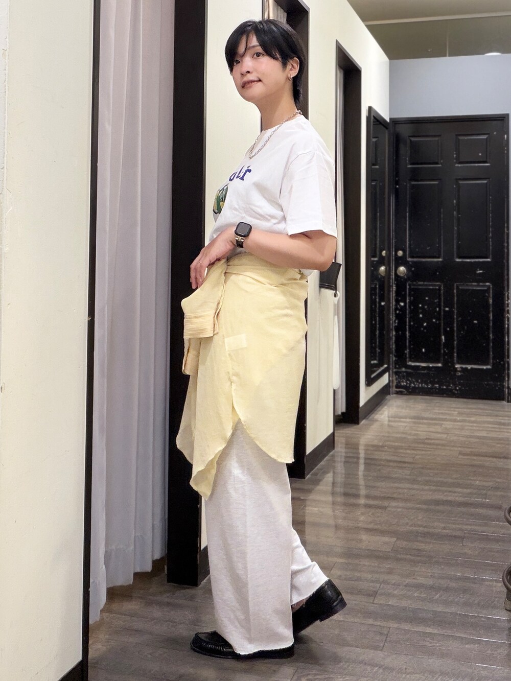 イエロー系のシャツ/ブラウス、ホワイト系のTシャツ/カットソー、グレー系のその他パンツを着用したレディースの夏コーディネートの2枚目の写真