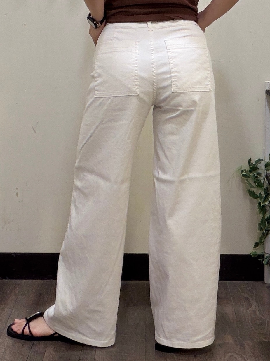 ホワイト系のその他パンツ、ホワイト系のスカート、ブラック系のショルダーバッグを着用したレディースの夏コーディネートの7枚目の写真