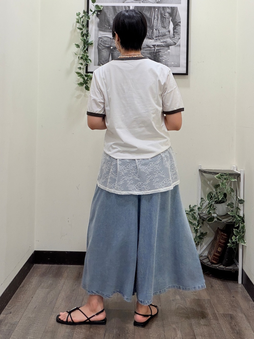 ブルー系のデニムパンツ、ホワイト系のタンクトップ、グレー系のTシャツ/カットソーを着用したレディースの夏コーディネートの3枚目の写真