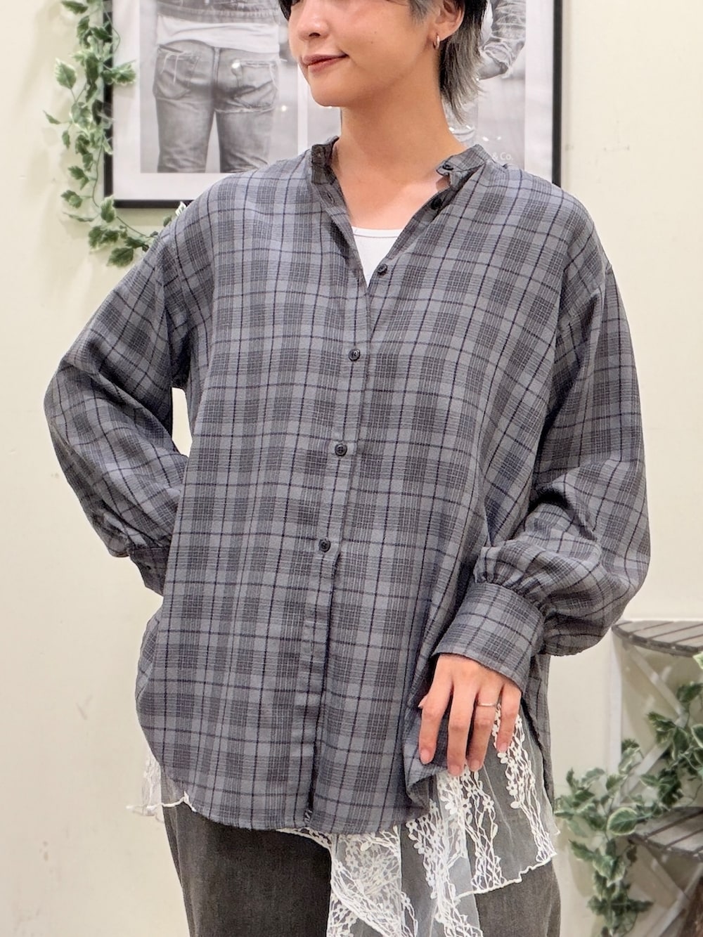 ブラウン系のその他パンツ、ブラック系のシャツ/ブラウス、ブラック系のショルダーバッグを着用したレディースの秋コーディネートの4枚目の写真