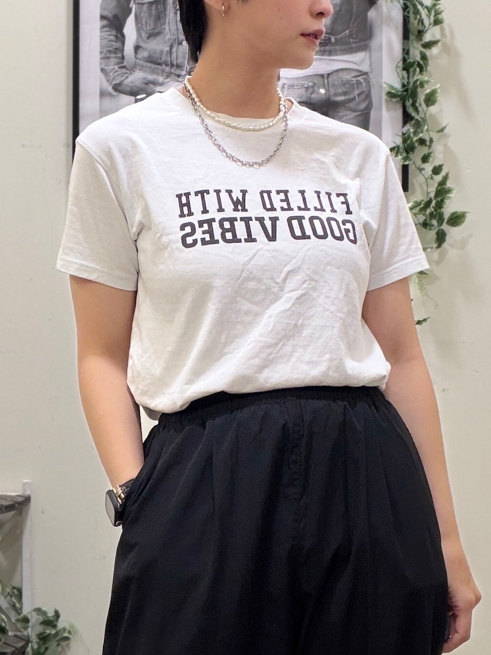 イエロー系のシャツ/ブラウス、ブラック系のその他パンツ、ホワイト系のTシャツ/カットソーを着用したレディースの夏コーディネートの5枚目の写真