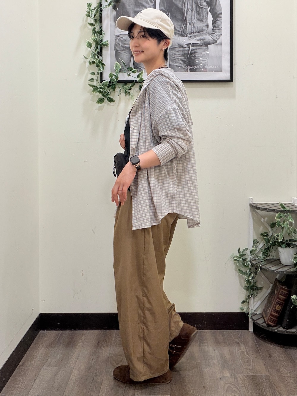 ブラウン系のその他パンツ、ブラック系のシャツ/ブラウス、グレー系のTシャツ/カットソーを着用したレディースの夏コーディネートの2枚目の写真
