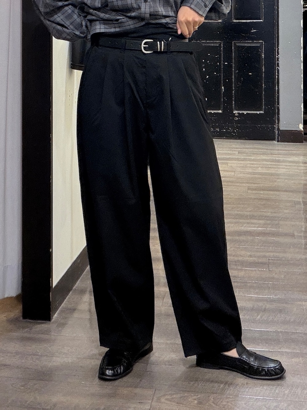 ブラック系のシャツ/ブラウス、ブラック系のその他パンツ、ブラック系のショルダーバッグを着用したレディースの秋コーディネートの5枚目の写真
