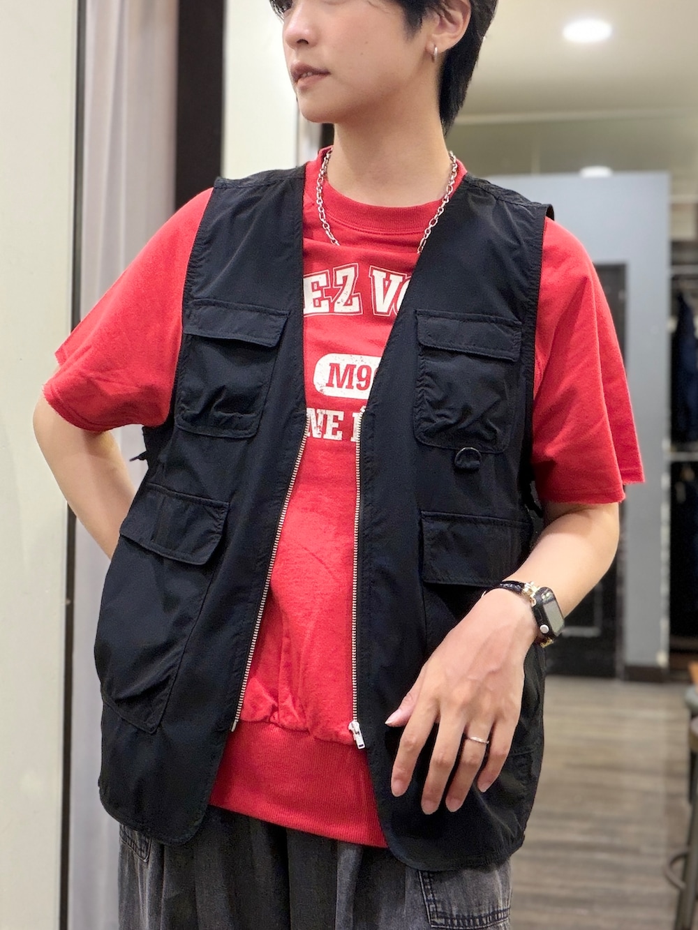 ブラック系のデニムパンツ、レッド系のTシャツ/カットソー、ブラック系のシャツ/ブラウスを着用したレディースの夏コーディネートの4枚目の写真