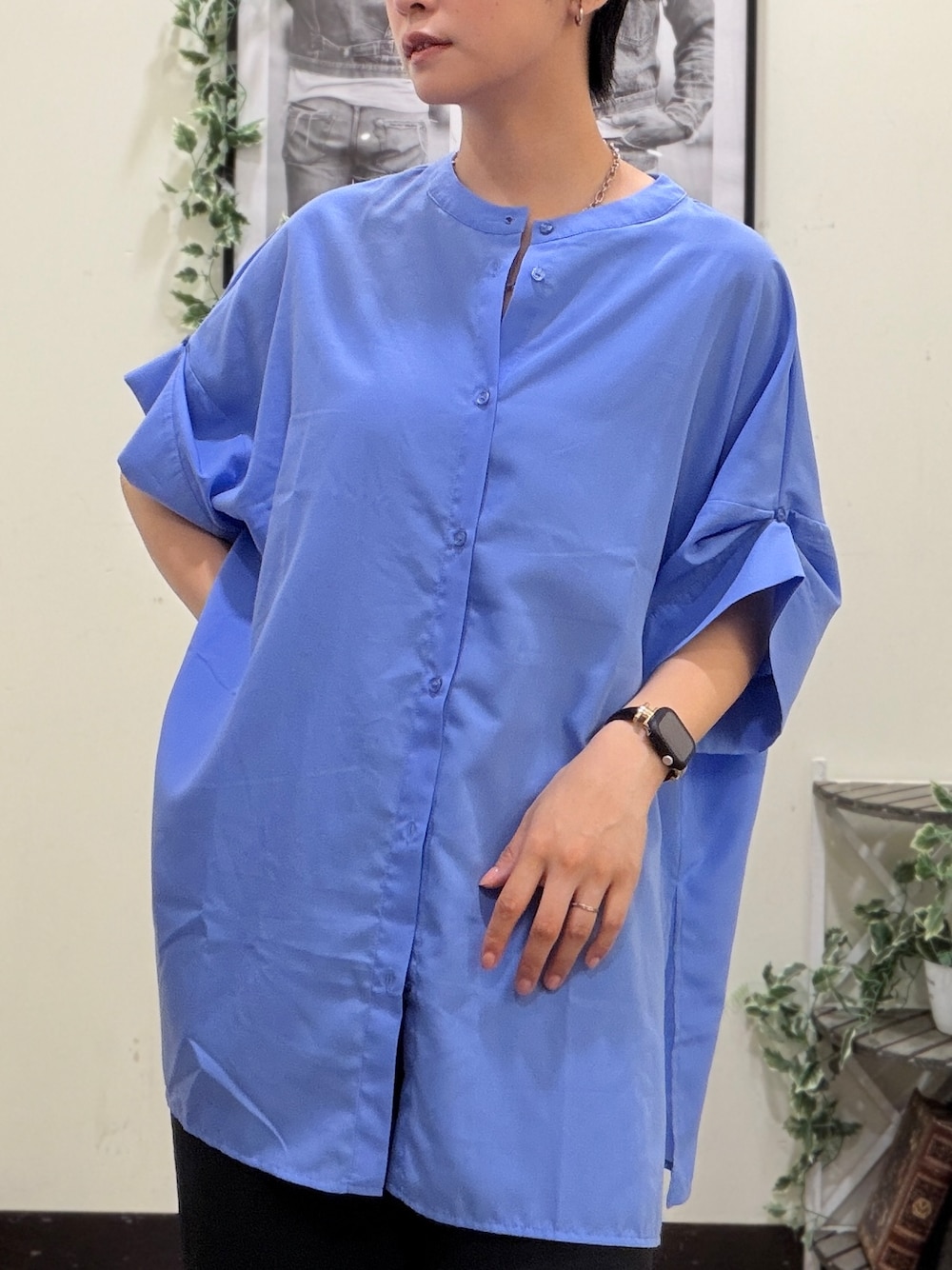 ブルー系のシャツ/ブラウス、ブラック系のTシャツ/カットソー、ブラック系のその他パンツを着用したレディースの夏コーディネートの5枚目の写真
