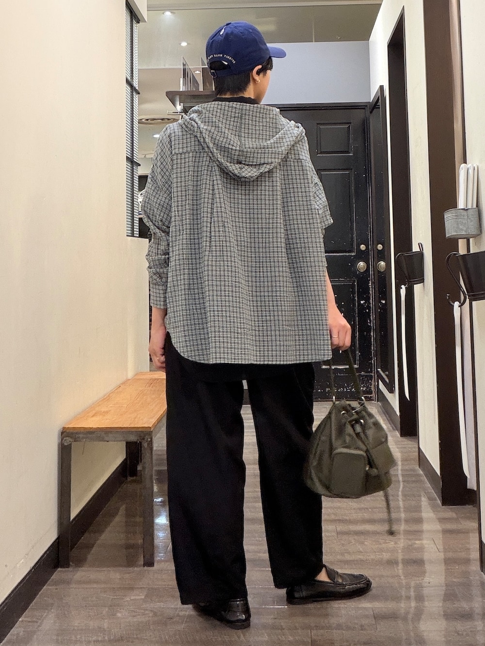 ホワイト系のシャツ/ブラウス、ブラック系のシャツ/ブラウス、ブラック系のその他パンツを着用したレディースの春コーディネートの3枚目の写真