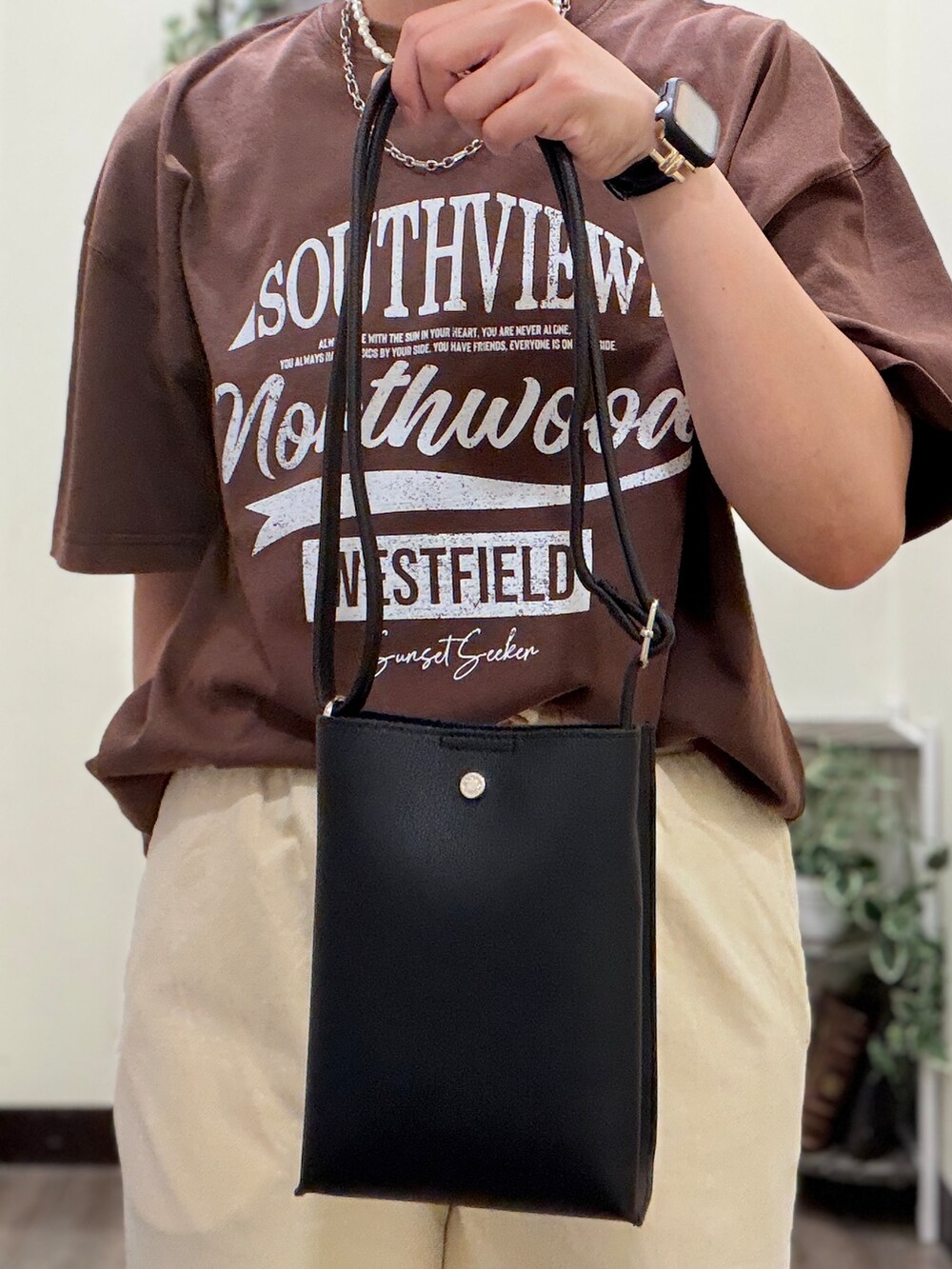 ブラウン系のTシャツ/カットソー、イエロー系のその他パンツ、ブラック系のショルダーバッグを着用したレディースの夏コーディネートの7枚目の写真