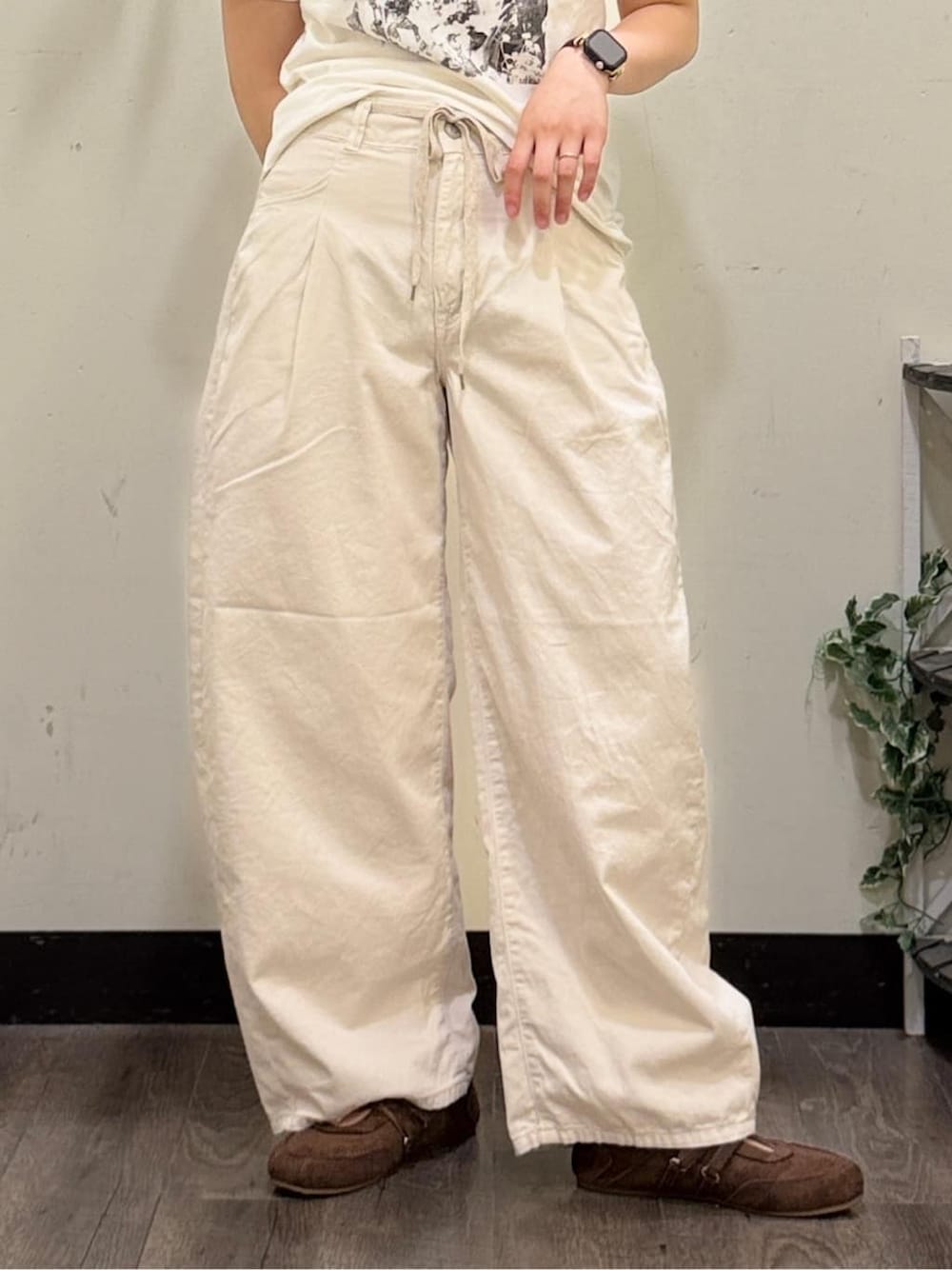 ホワイト系のその他パンツ、ピンク系のTシャツ/カットソー、ホワイト系のTシャツ/カットソーを着用したレディースの春コーディネートの6枚目の写真