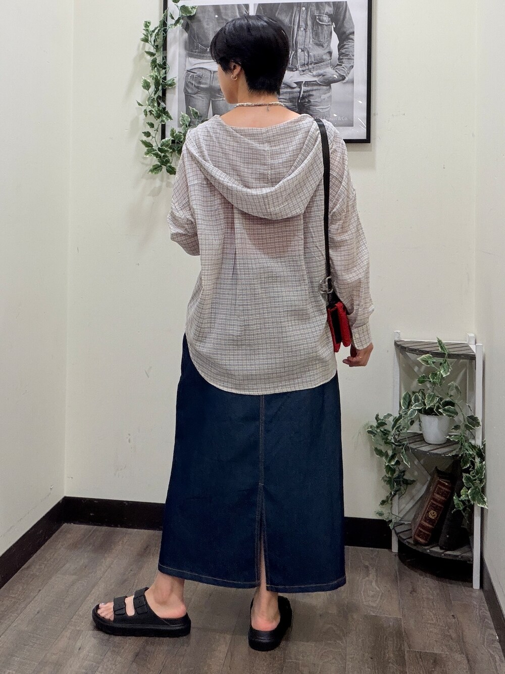 ブラック系のシャツ/ブラウス、ブルー系のスカート、ピンク系のタンクトップを着用したレディースの夏コーディネートの3枚目の写真