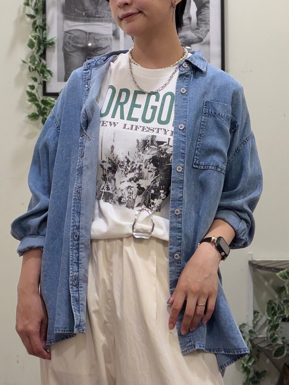 ホワイト系のTシャツ/カットソー、ブルー系のシャツ/ブラウス、ホワイト系のその他パンツを着用したレディースの夏コーディネートの4枚目の写真