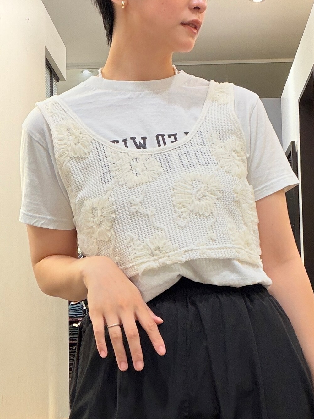 ブラック系のその他パンツ、ホワイト系のTシャツ/カットソー、ホワイト系のベストを着用したレディースの春コーディネートの5枚目の写真
