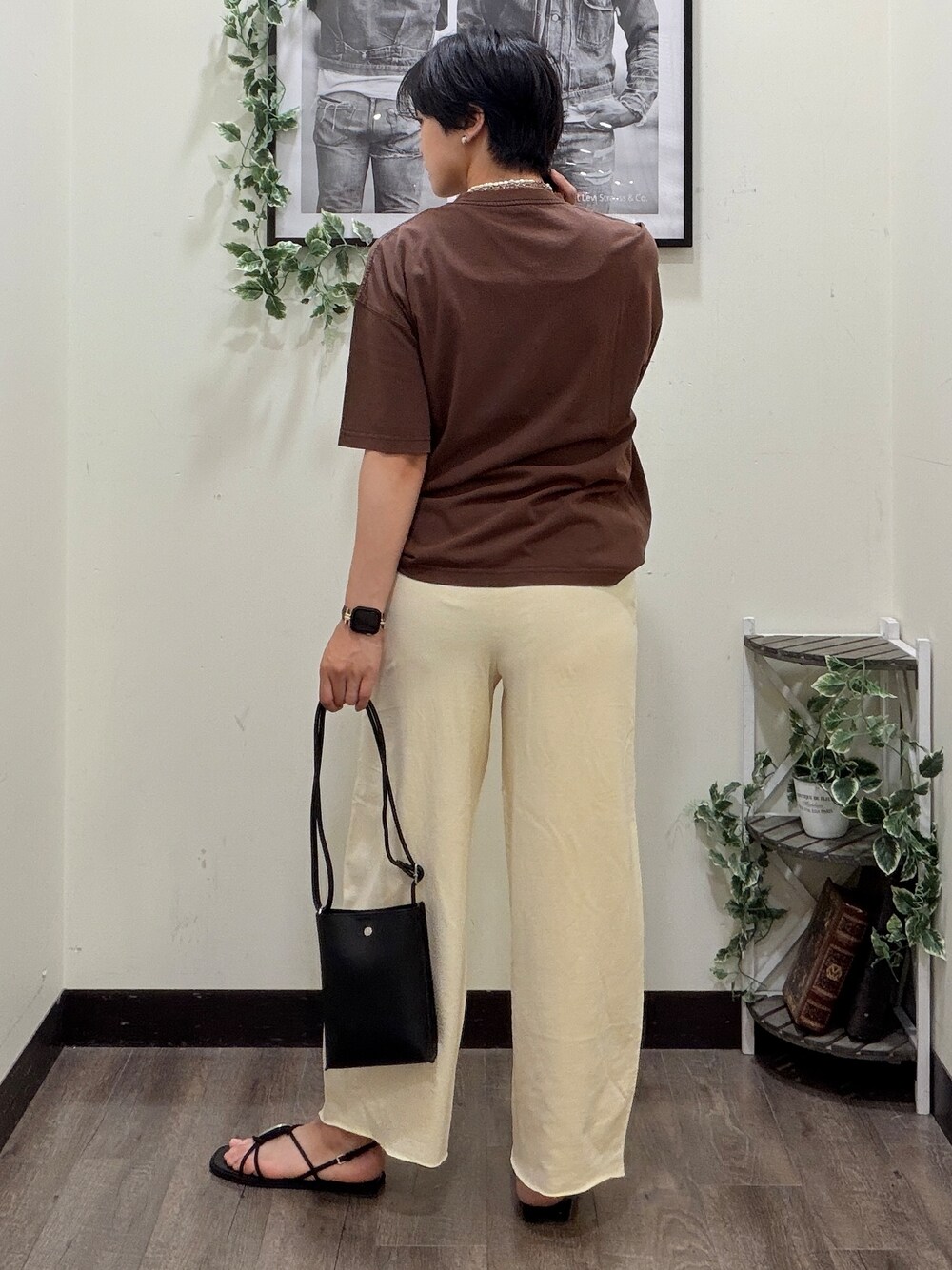 ブラウン系のTシャツ/カットソー、イエロー系のその他パンツ、ブラック系のショルダーバッグを着用したレディースの夏コーディネートの4枚目の写真