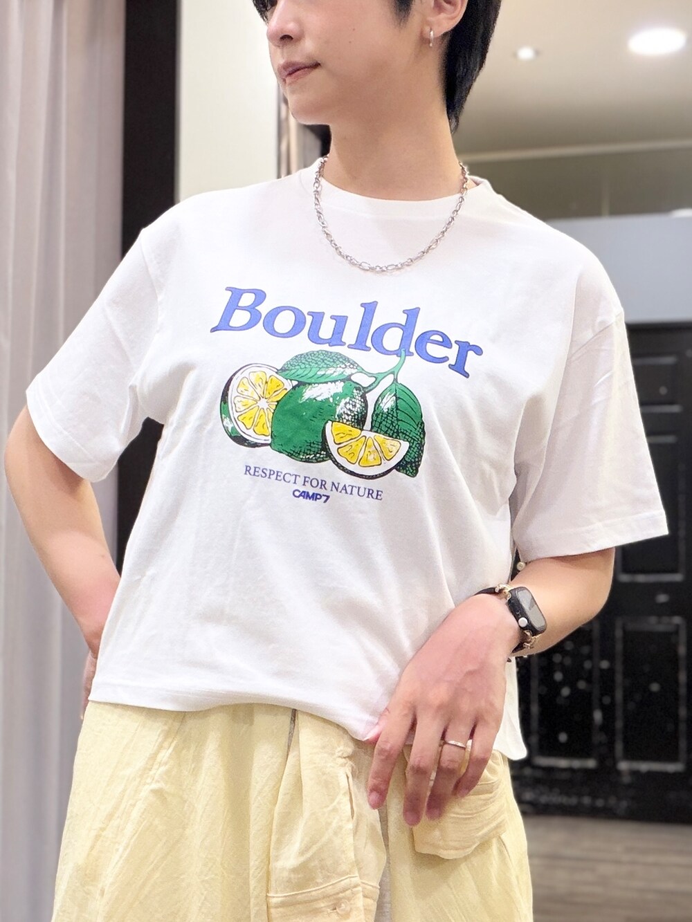 イエロー系のシャツ/ブラウス、ホワイト系のTシャツ/カットソー、グレー系のその他パンツを着用したレディースの夏コーディネートの5枚目の写真