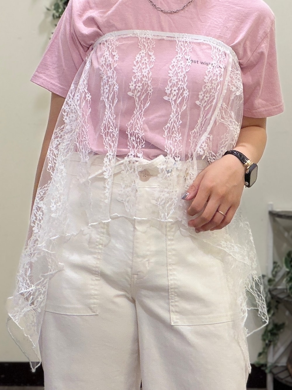 ホワイト系のその他パンツ、ホワイト系のスカート、ブラック系のショルダーバッグを着用したレディースの夏コーディネートの5枚目の写真