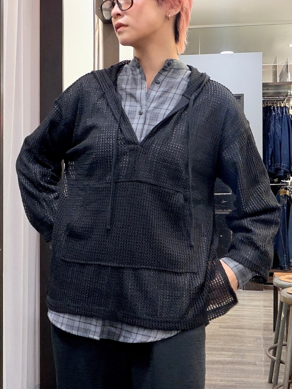 ブラック系のTシャツ/カットソー、ブラック系のシャツ/ブラウス、ブラック系のその他パンツを着用したレディースの秋コーディネートの4枚目の写真