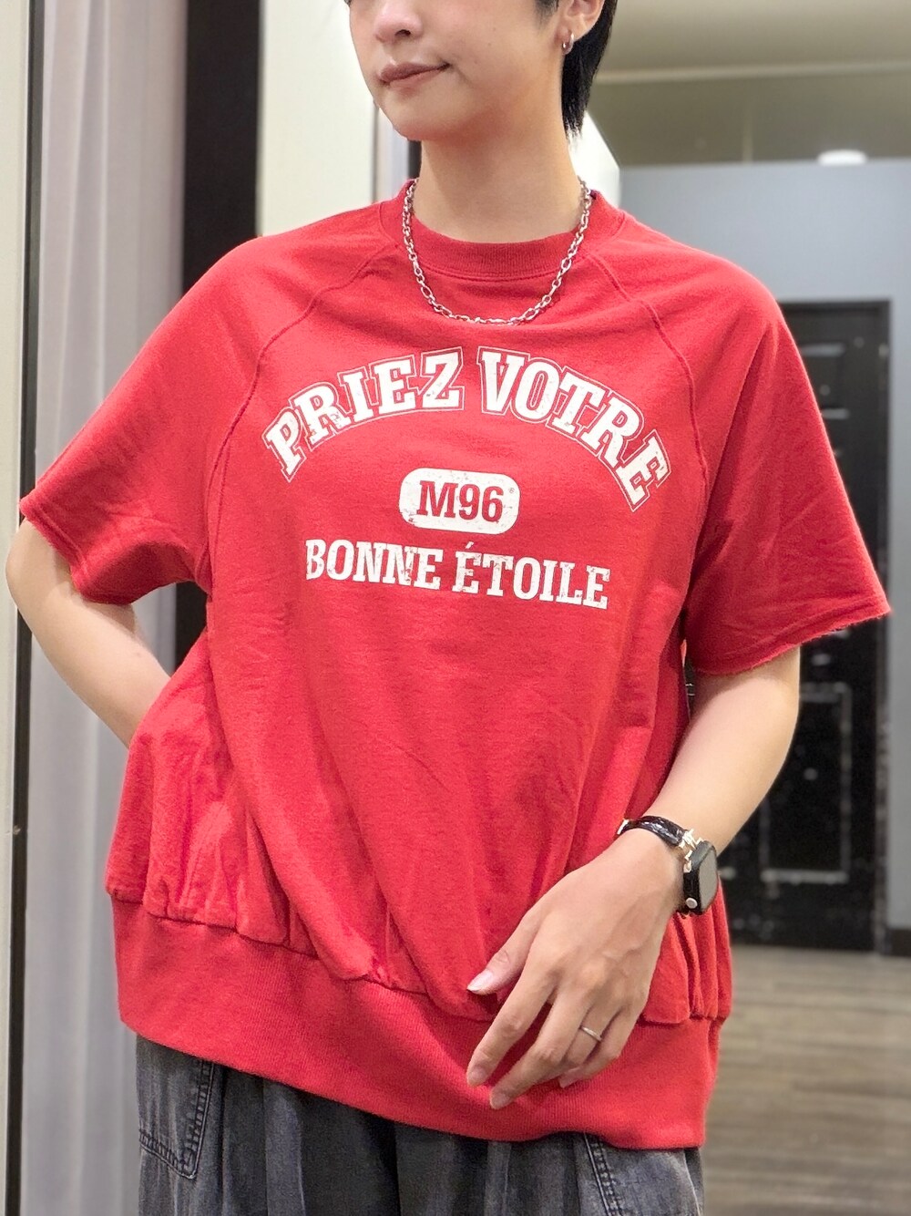 ブラック系のデニムパンツ、レッド系のTシャツ/カットソー、ブラック系のシャツ/ブラウスを着用したレディースの夏コーディネートの5枚目の写真