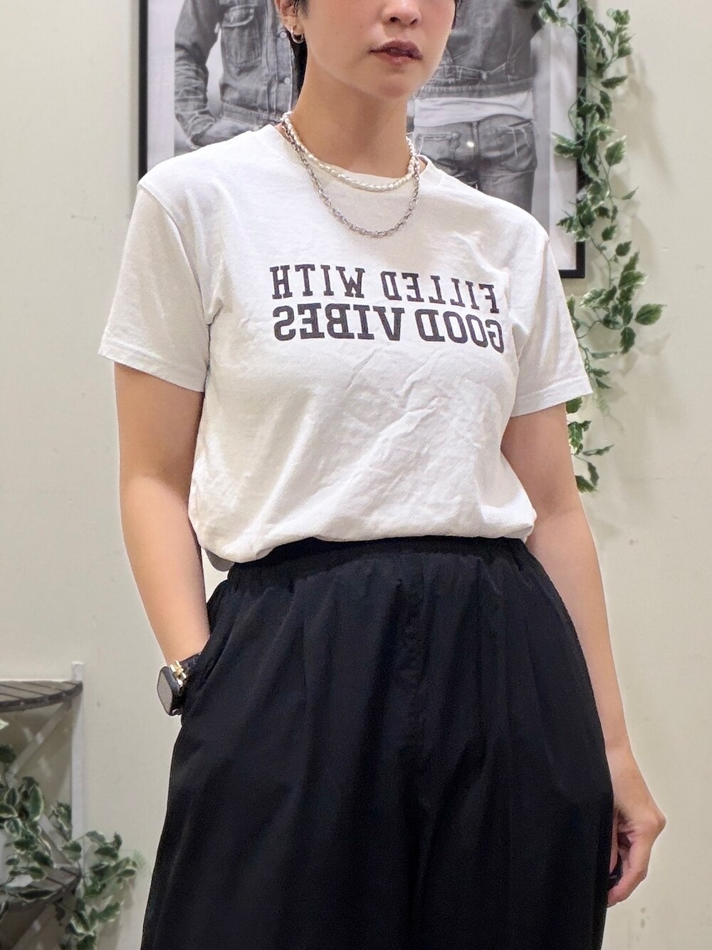 ブラック系のスカート、ホワイト系のTシャツ/カットソーを着用したレディースの夏コーディネートの5枚目の写真