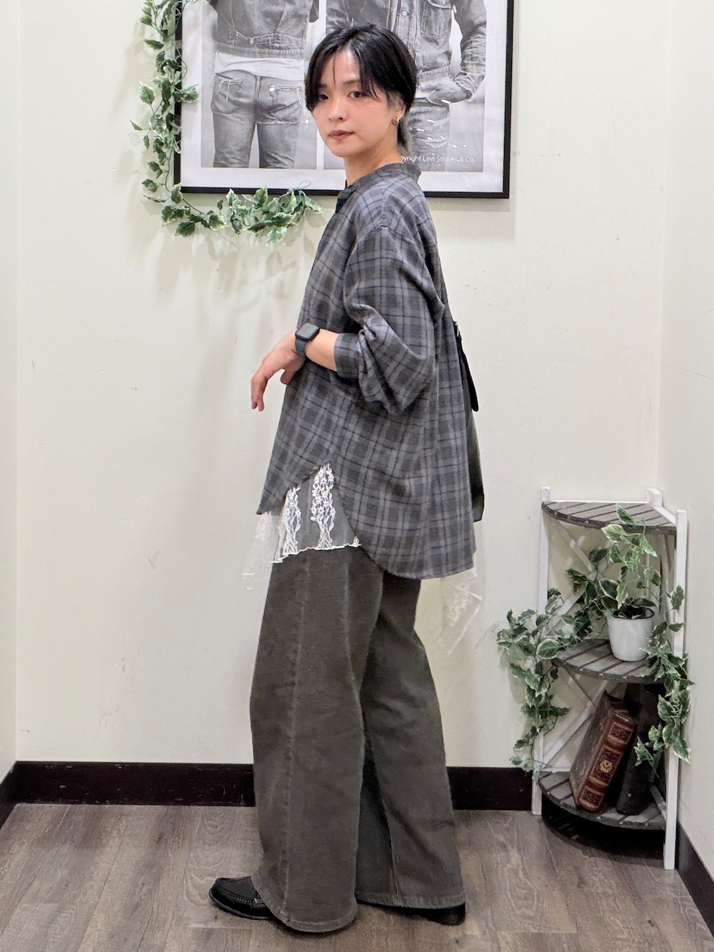 ブラウン系のその他パンツ、ブラック系のシャツ/ブラウス、ブラック系のショルダーバッグを着用したレディースの秋コーディネートの2枚目の写真