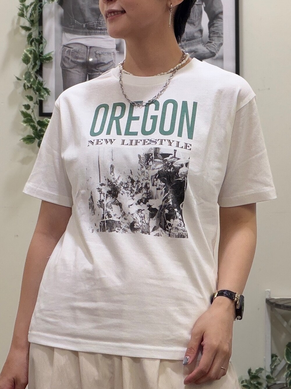 ホワイト系のTシャツ/カットソー、ブルー系のシャツ/ブラウス、ホワイト系のその他パンツを着用したレディースの夏コーディネートの5枚目の写真