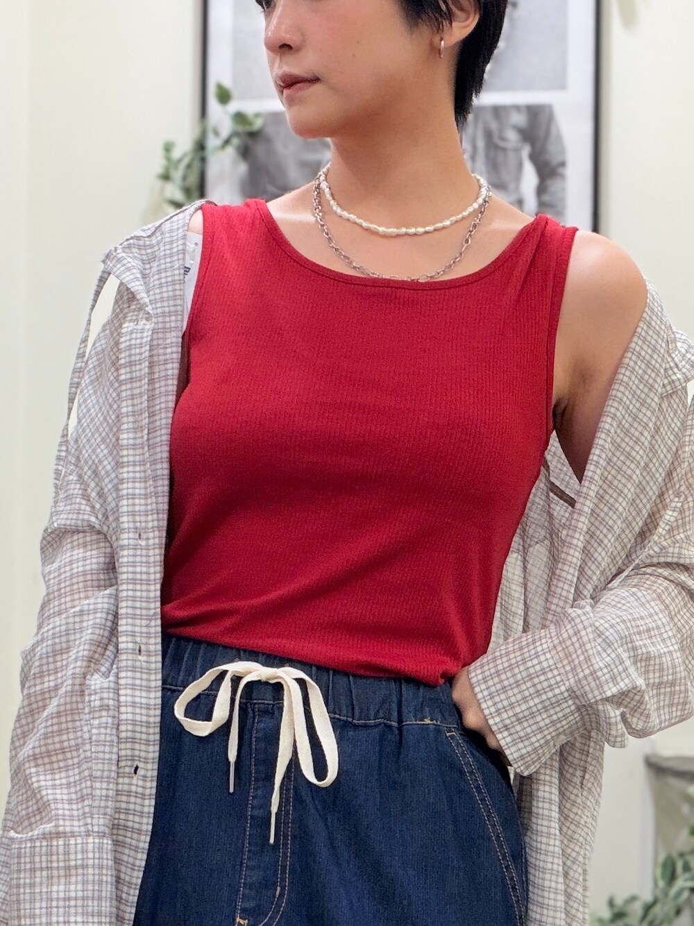ブラック系のシャツ/ブラウス、ブルー系のスカート、ピンク系のタンクトップを着用したレディースの夏コーディネートの5枚目の写真